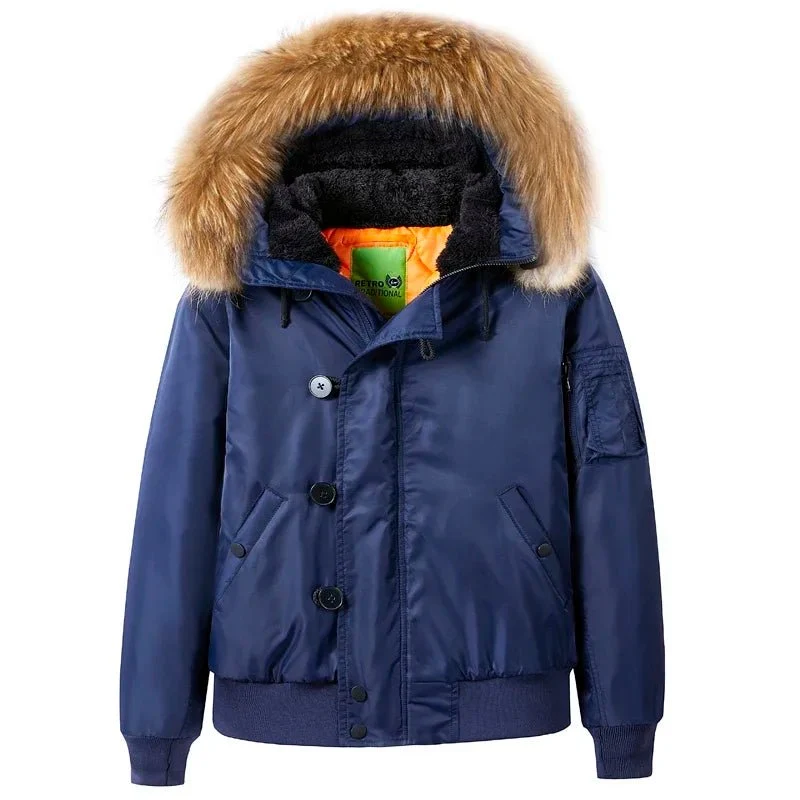 Heren winterjas in militaire stijl met bontkraag en capuchon.