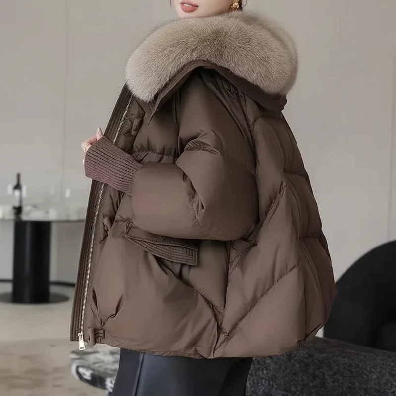 Nieuwe dames winterparka met donsvulling en grote bontkraag.