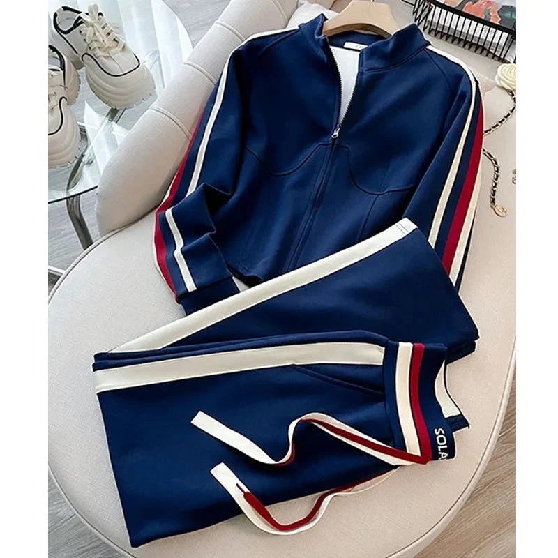 Geef je stijl een boost met ons blauwe casual sportpak voor dames - perfect voor avonturen in de herfst en winter.
