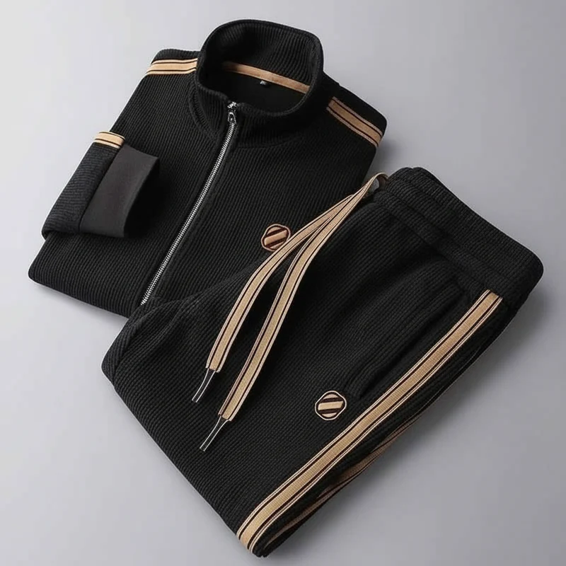 Herenset voor de herfst: tweedelig pak bestaande uit een vest met capuchon en ritssluiting en een joggingbroek met rechte pijpen.